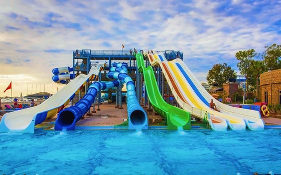 OEM Aqua Park Water Children Games Sports Rides Amusement Spiral Pool Slides